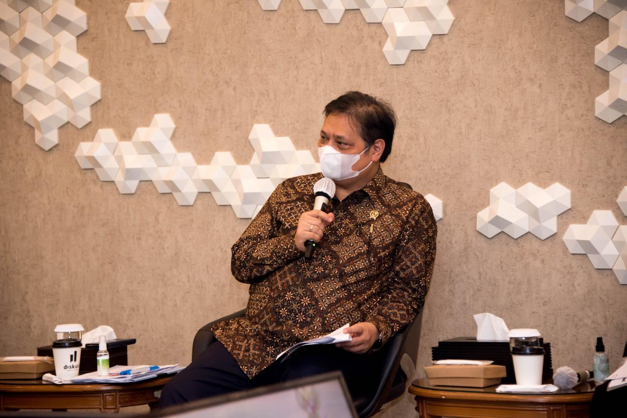 airlangga-hartarto-di-kantor.jpg
