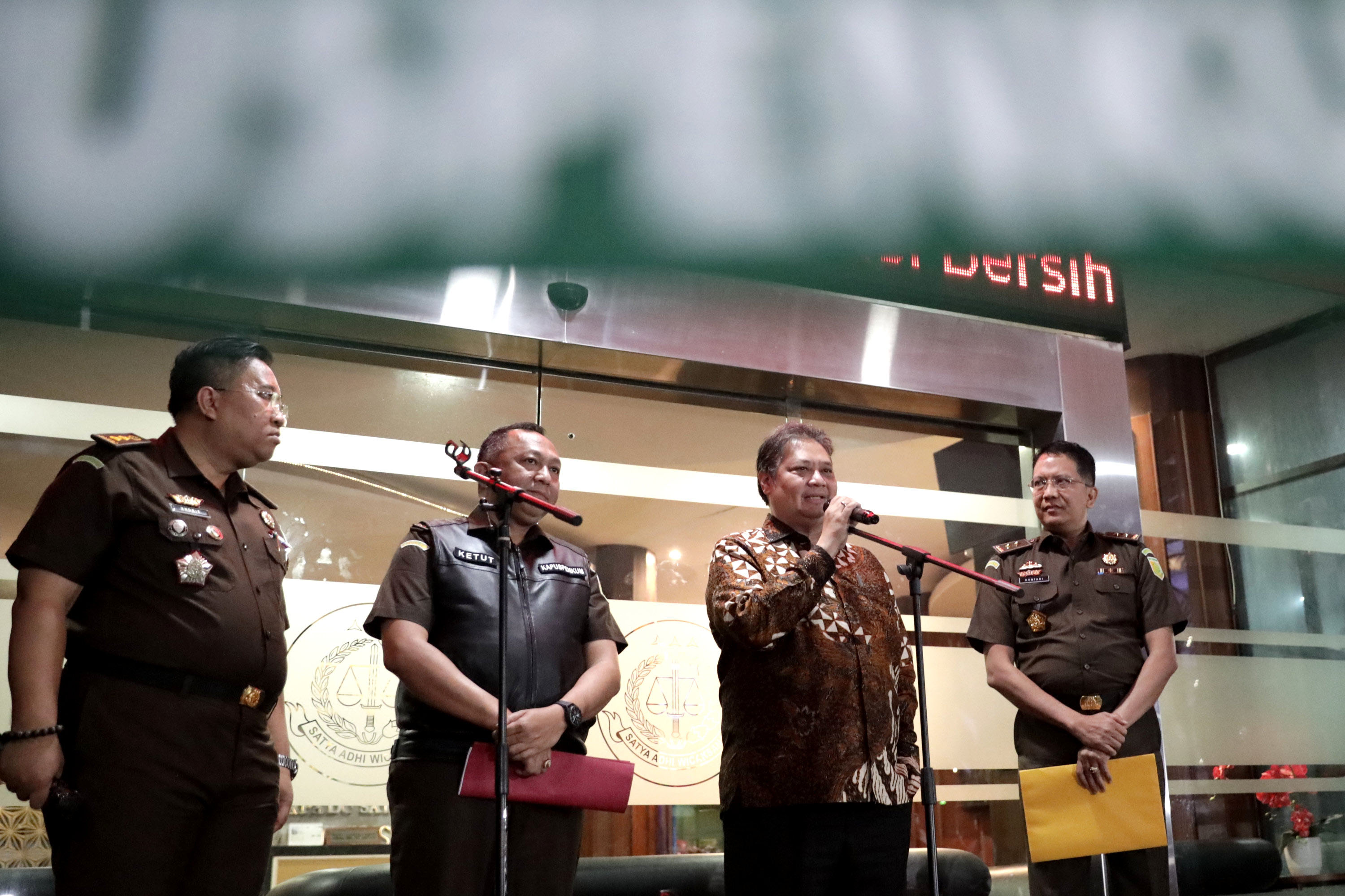airlangga-hartarto-diperiksa-kejagung_20230724_214056.jpg