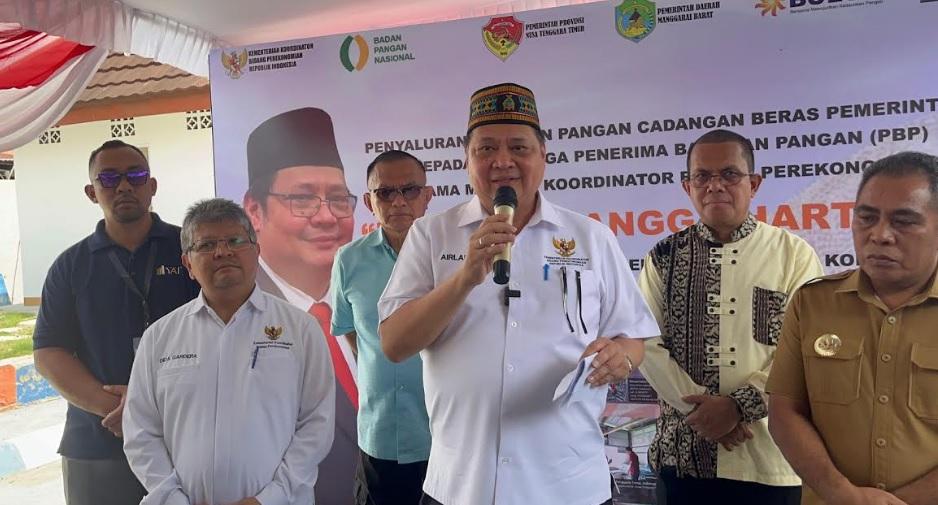 airlangga-membagikan-bantuan-sos.jpg