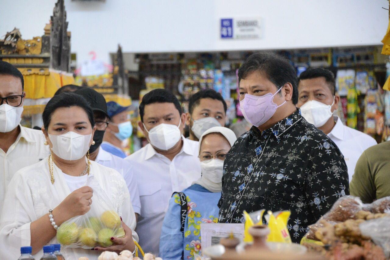 airlanggahartarto-ke-pasar-phula-kerti.jpg