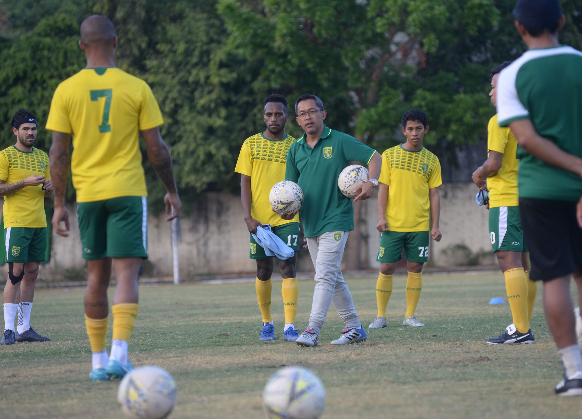 aji-santoso-pelatih-persebaya-surabaya_20191031_183757.jpg