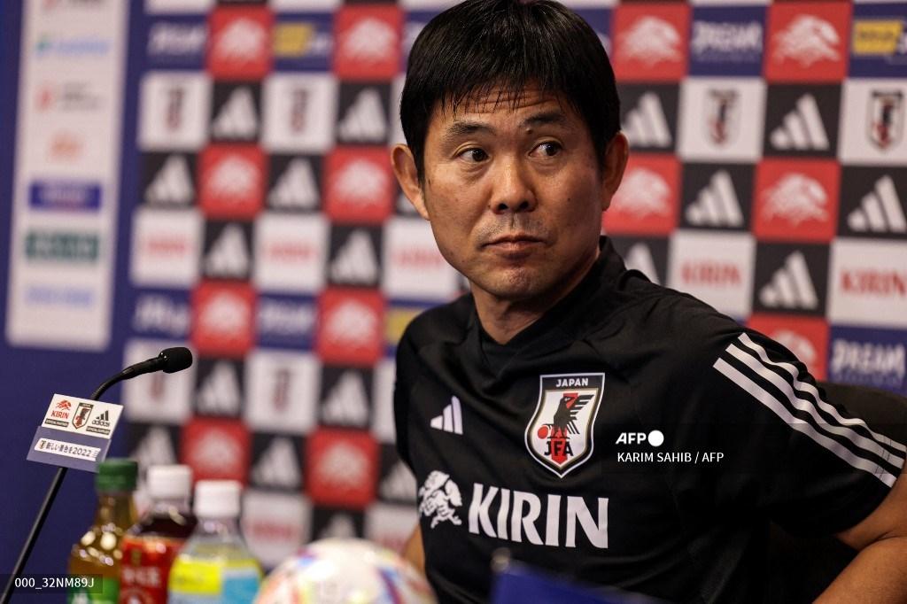 ajime-moriyasu-pelatih-tim-sepak-bola-nasional-jepang-memberikan-konferensi-pers.jpg