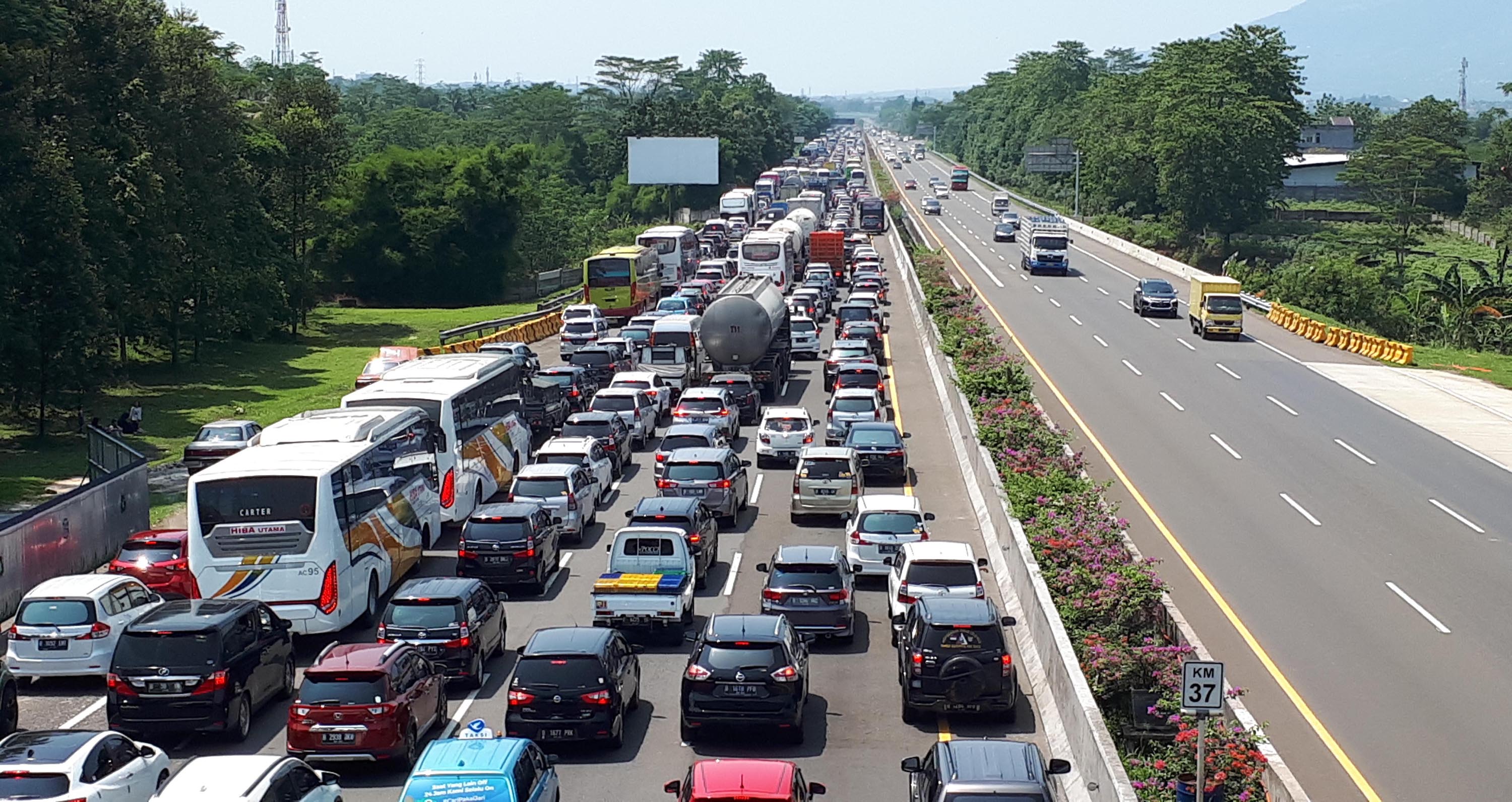 akhir-pekan-tol-jagorawi-arah-puncak-macet_20191109_215938.jpg