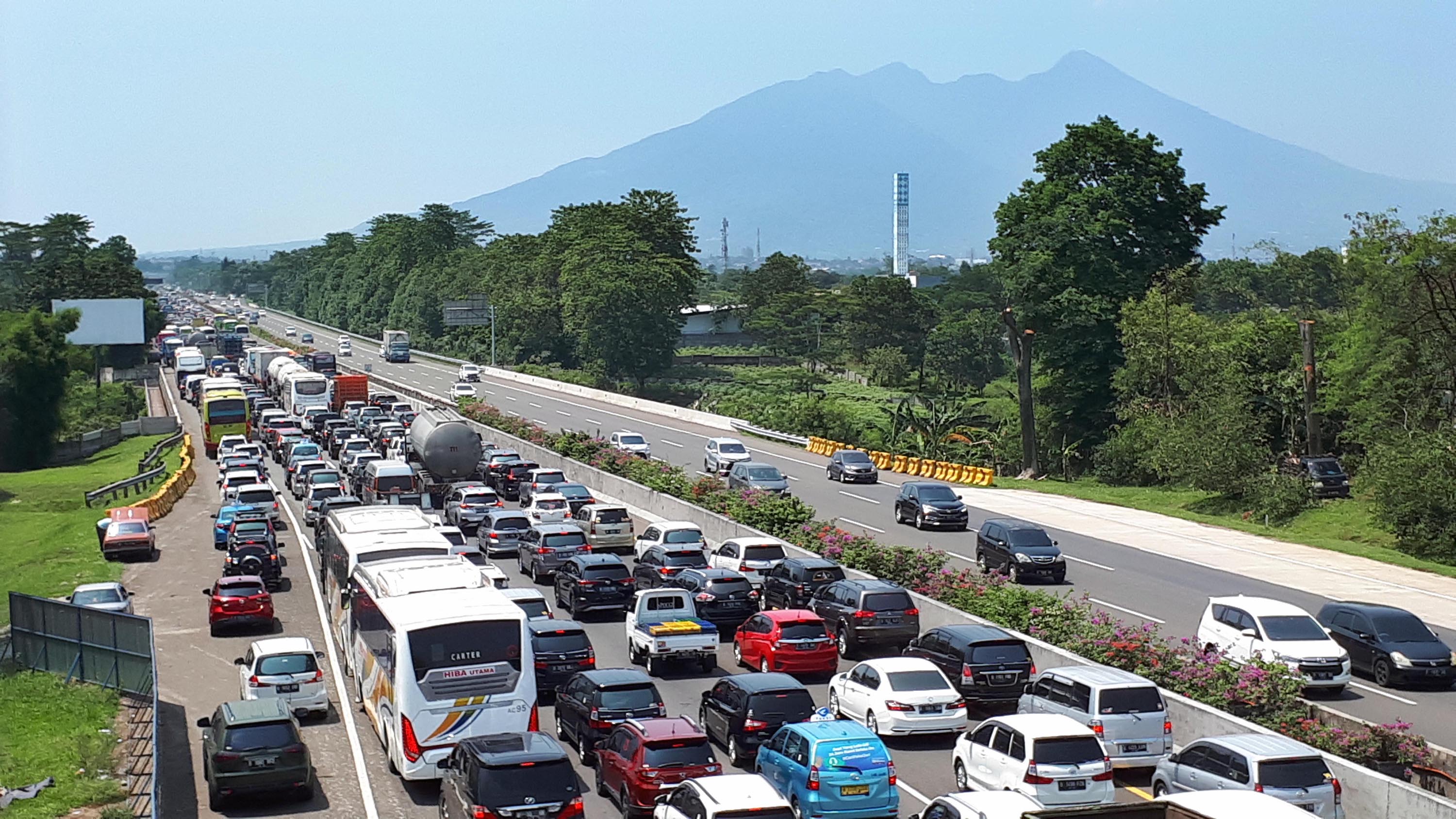 akhir-pekan-tol-jagorawi-arah-puncak-macet_20191109_220058.jpg