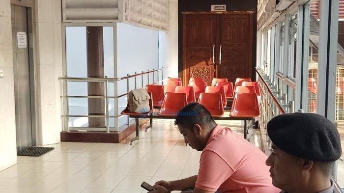 akses-menuju-ruang-kerja-bupati-bengkayang.jpg