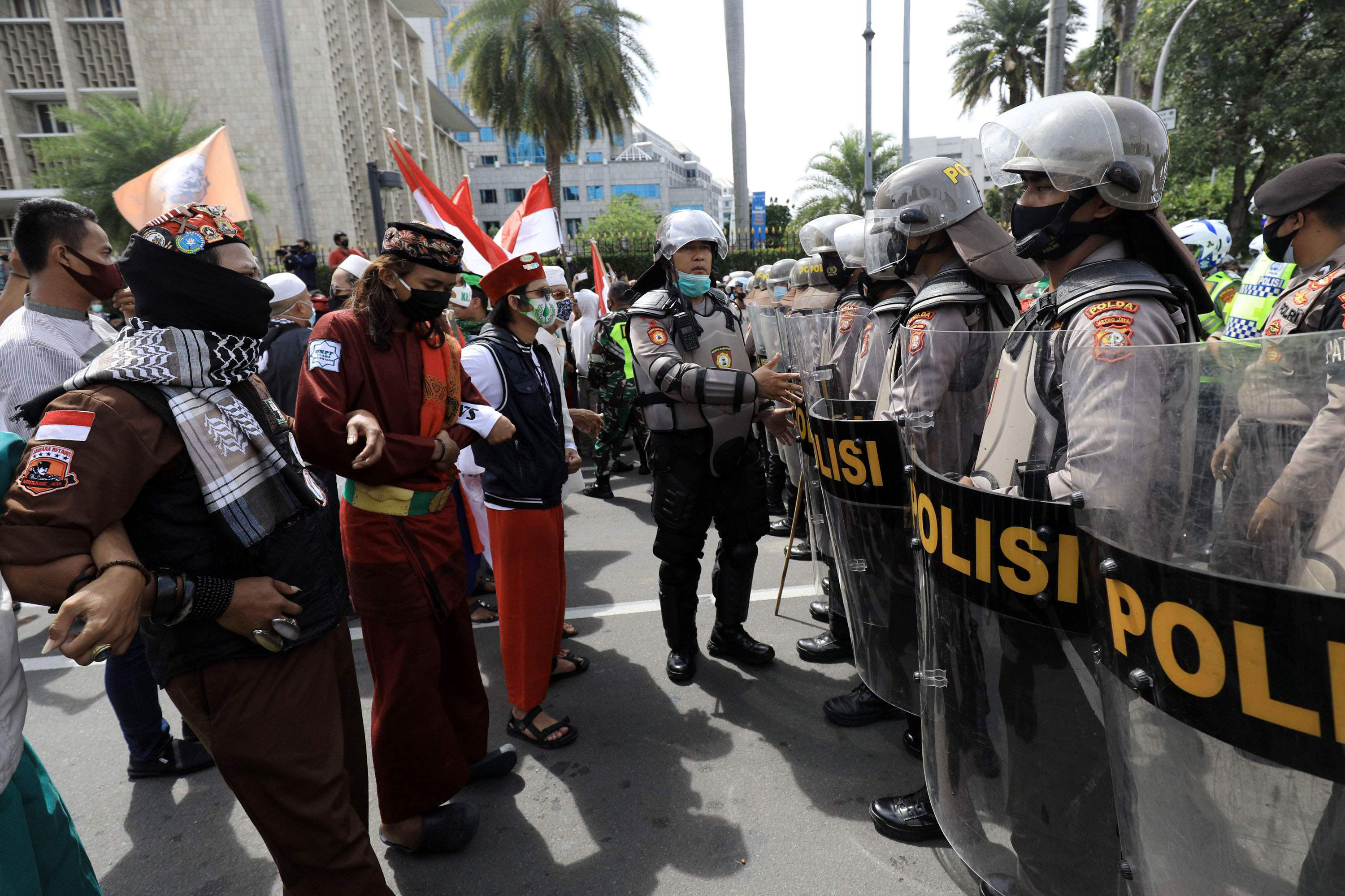 aksi-1812-desak-pembebasan-rizieq-shihab-dibubarkan-aparat_20201218_185719.jpg