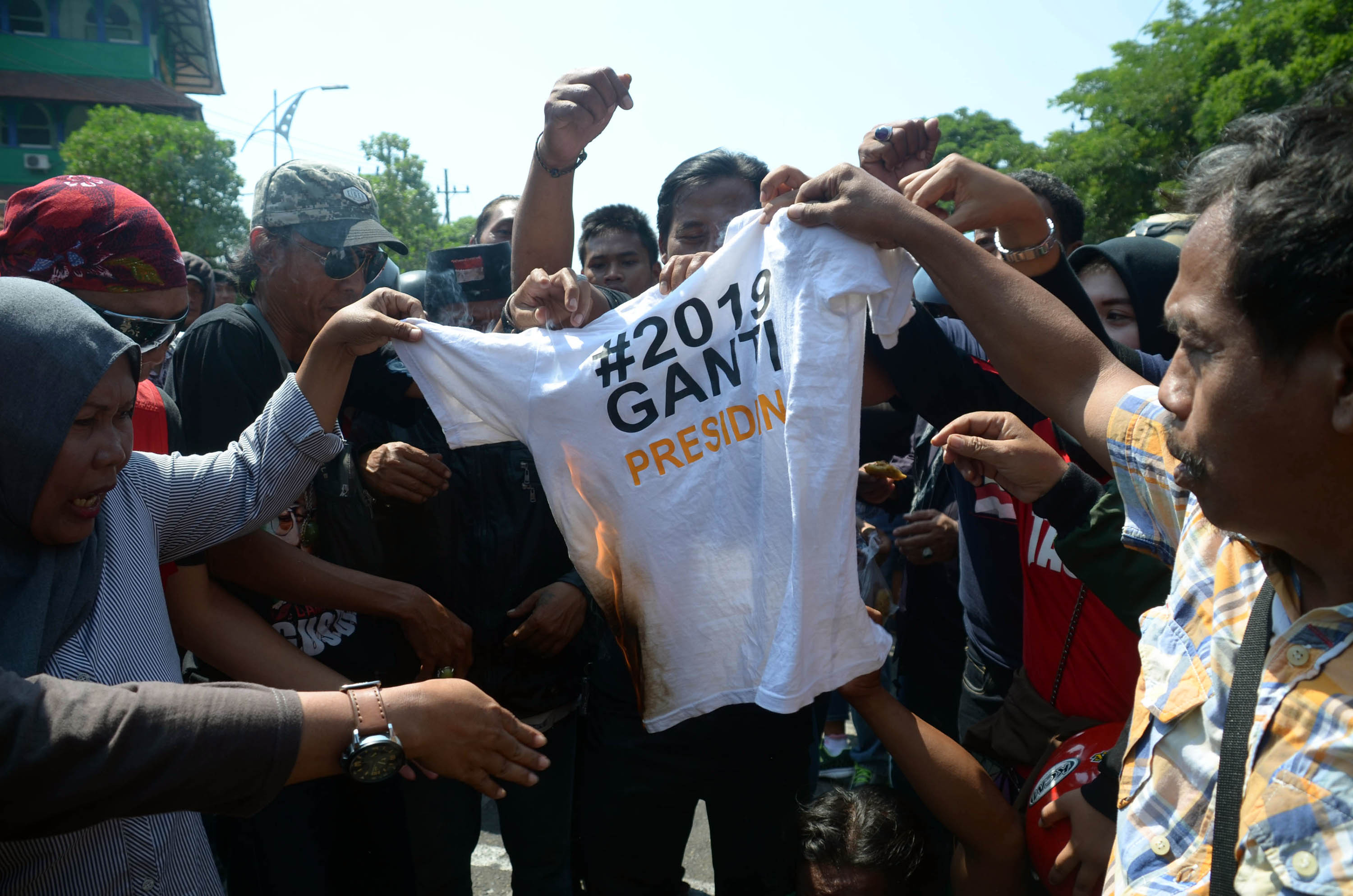 aksi-2019-ganti-presiden-di-surabaya-berakhir-ricuh_20180826_221728.jpg