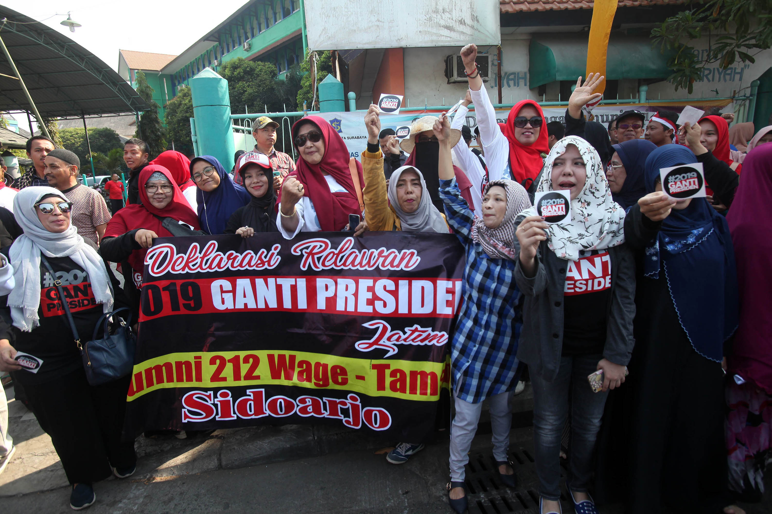 aksi-2019-ganti-presiden-di-surabaya-berakhir-ricuh_20180826_222422.jpg