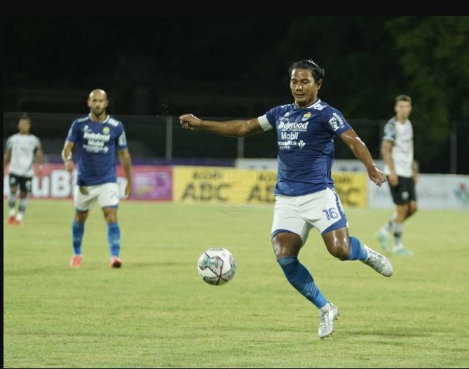 aksi-achmad-jufriyanto-saat-persib-bandung-mengalahkan-persikabo-dengan-skor-1-0.jpg