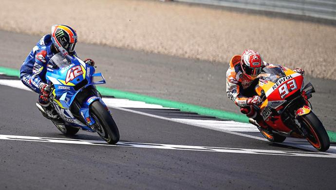 aksi-alex-rins-menyalip-marc-marquez.jpg