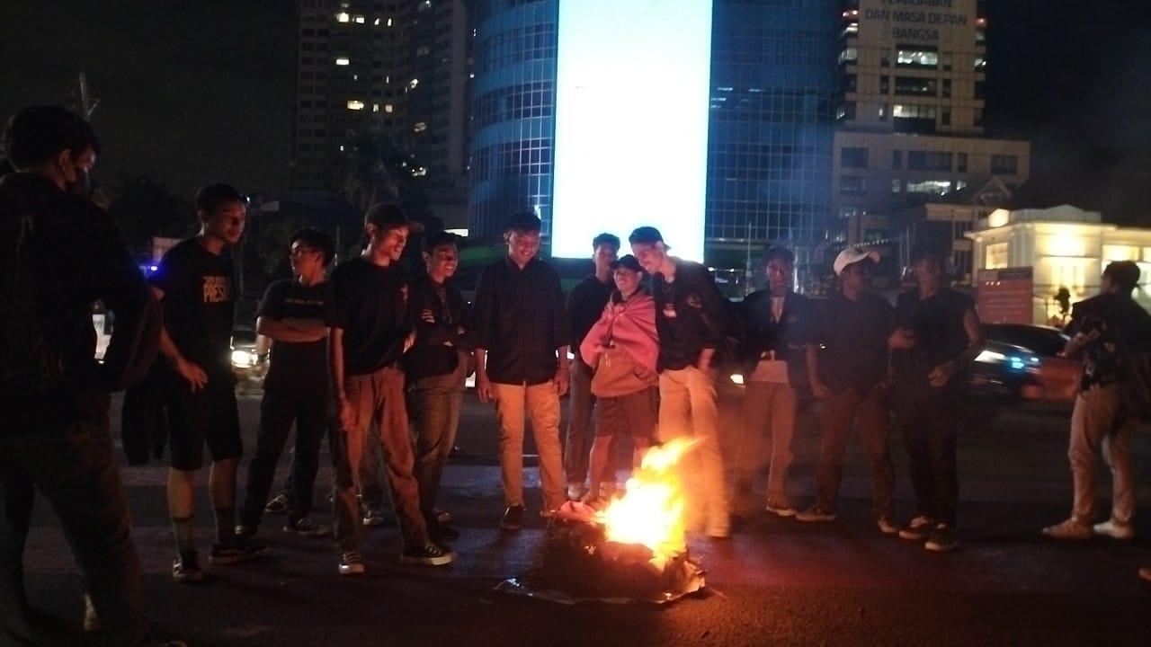 aksi-bakar-ban-mahasiswa-di-harmoni.jpg