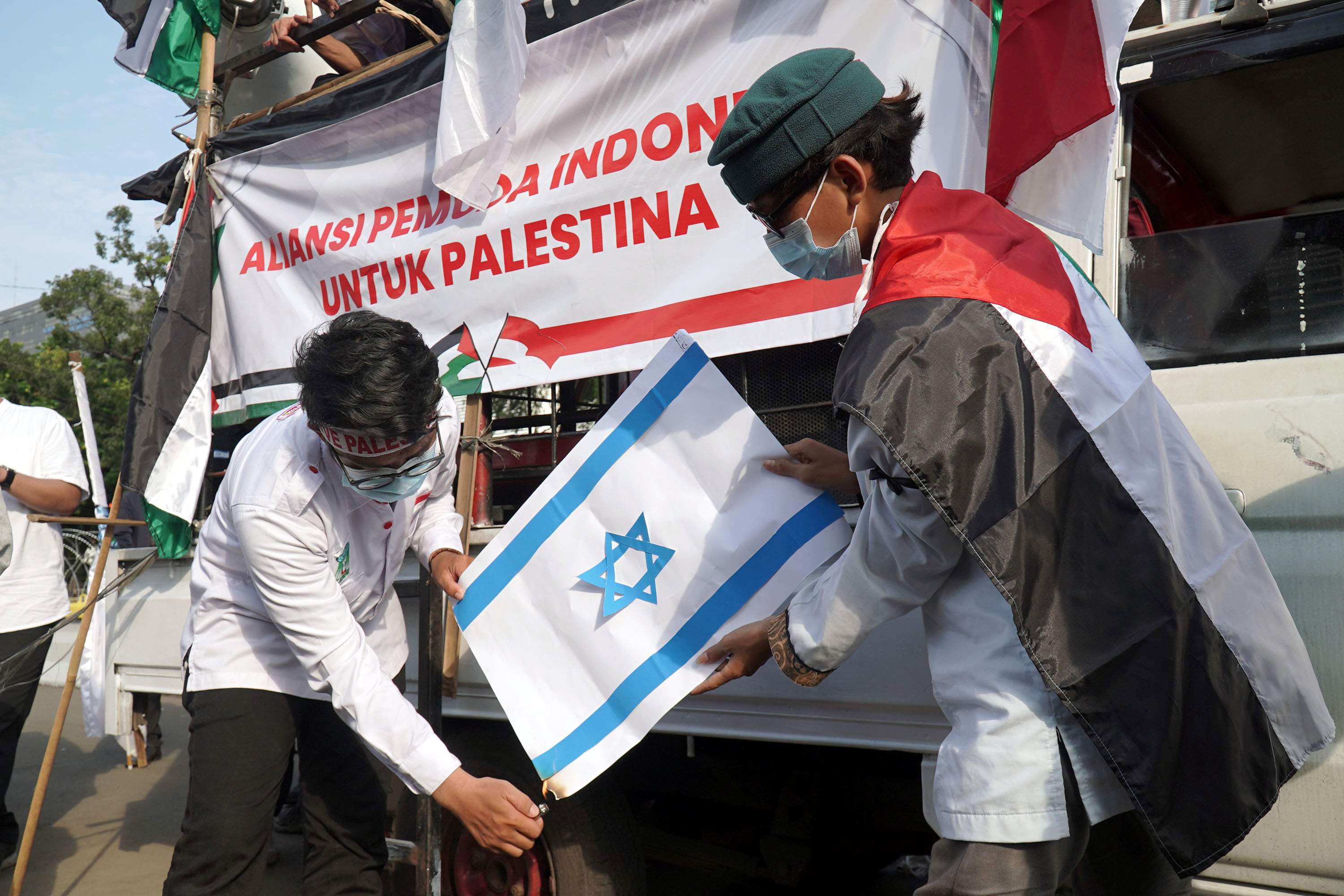 aksi-bela-palestina-di-depan-kedubes-amerika-serikat_20210518_202007.jpg