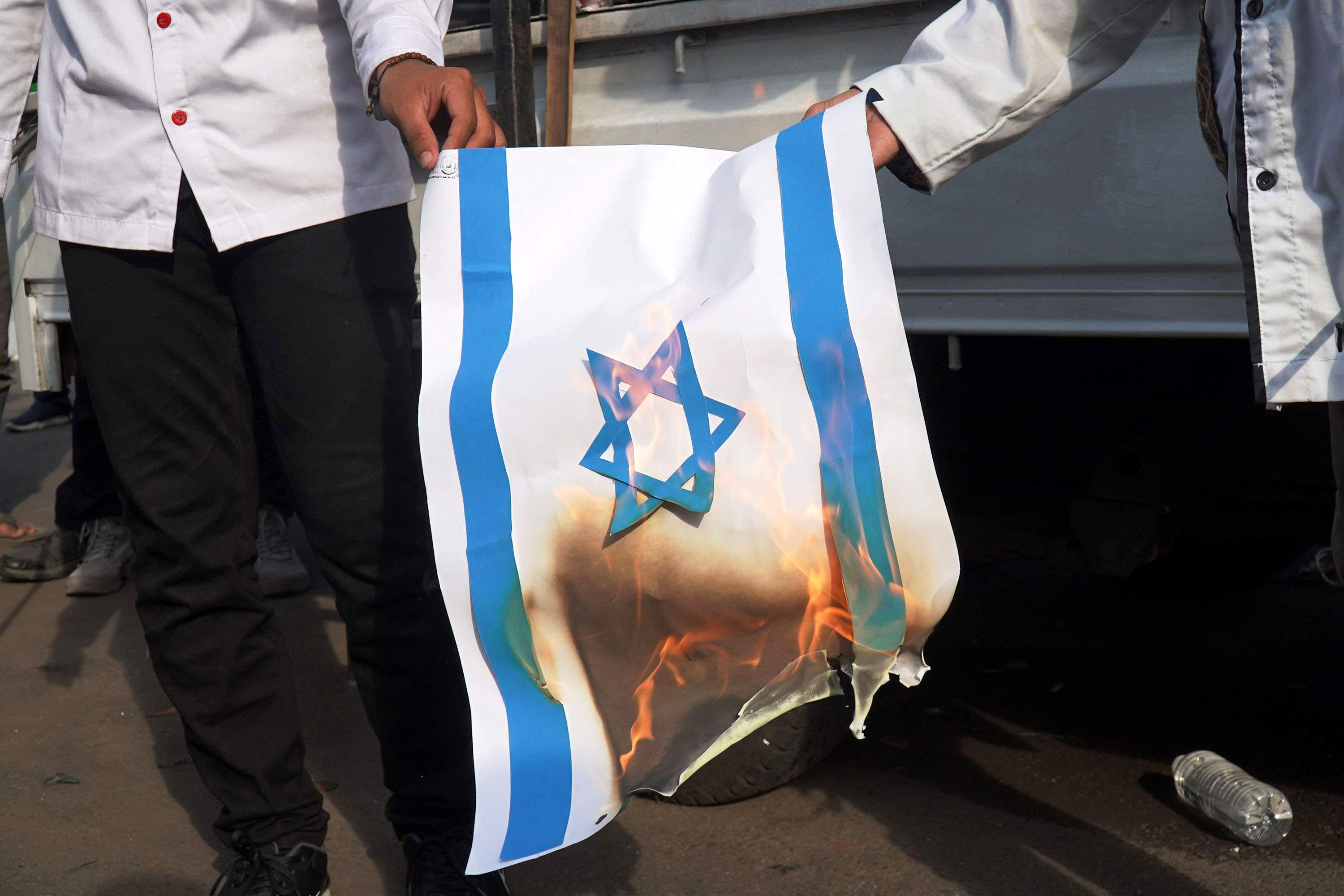 aksi-bela-palestina-di-depan-kedubes-amerika-serikat_20210518_202143.jpg