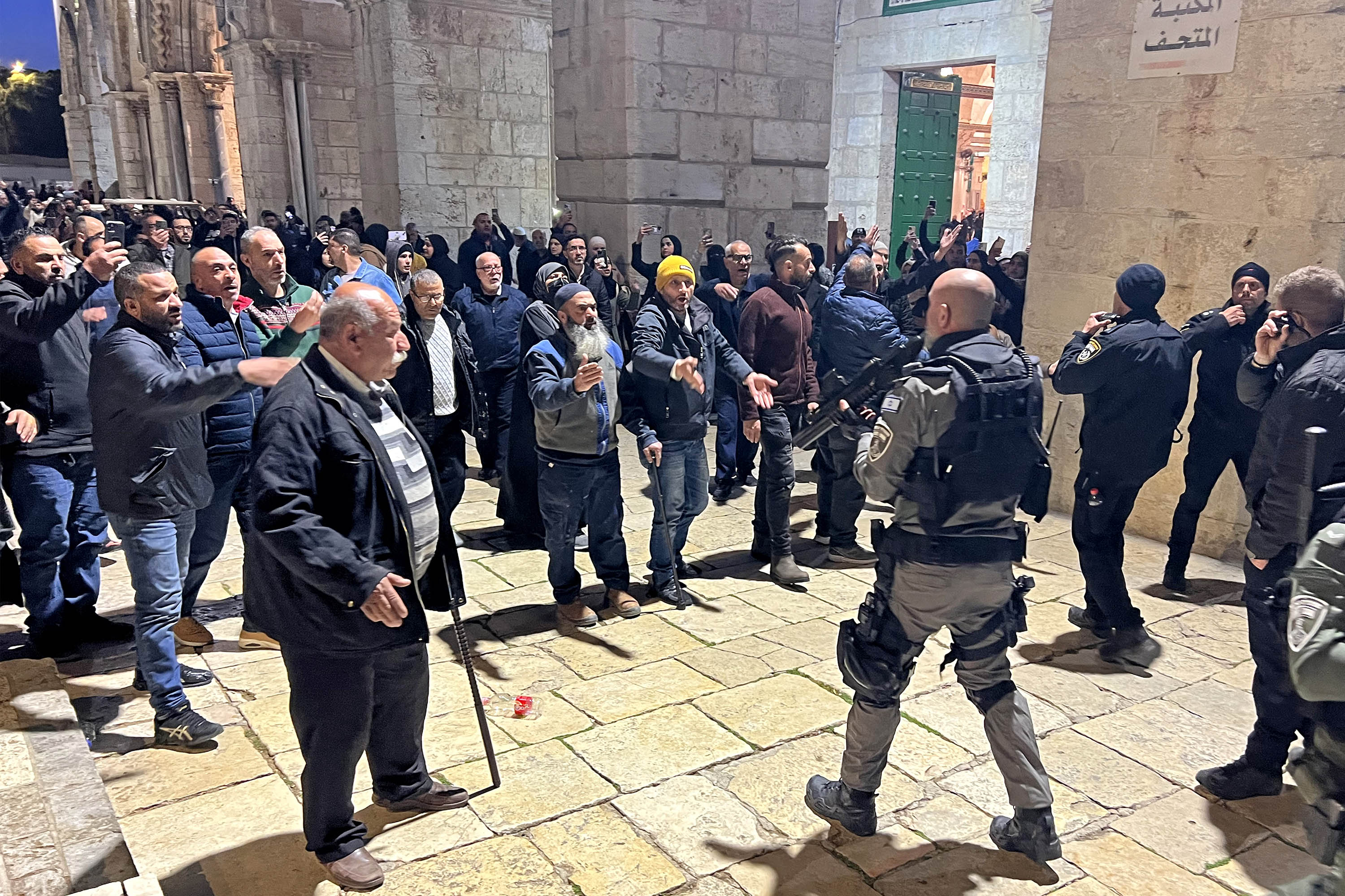 aksi-brutal-polisi-israel-serang-jamaah-di-masjid-al-aqsa_20230406_110029.jpg