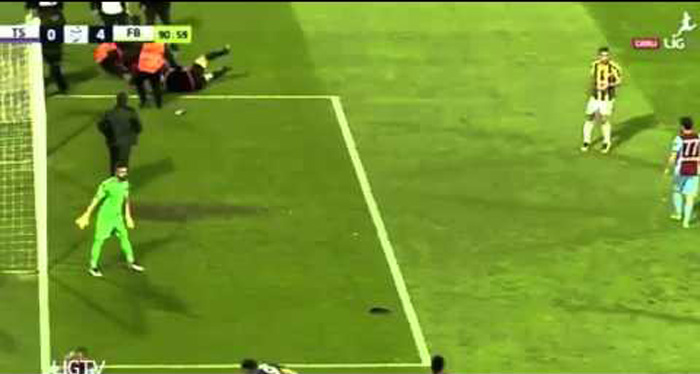 aksi-brutal-suporter-trabzonspor-terhadap-wasit_20160425_155435.jpg