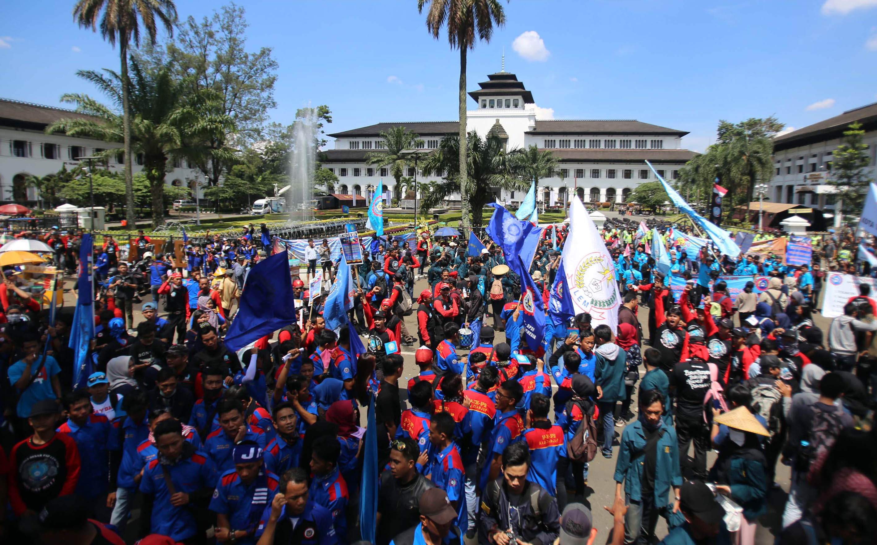 aksi-buruh-di-gedung-sate-bandung_20170501_211448.jpg