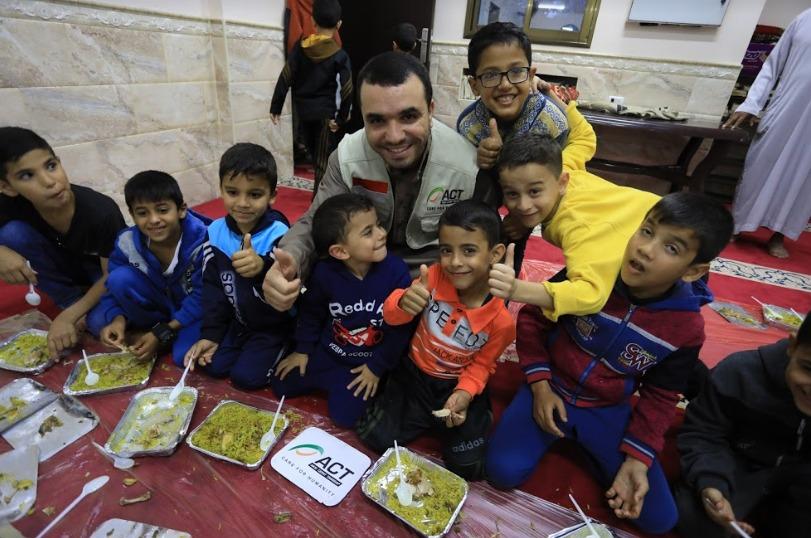 aksi-cepat-tanggap-berikan-makanan-gratis-di-gaza.jpg
