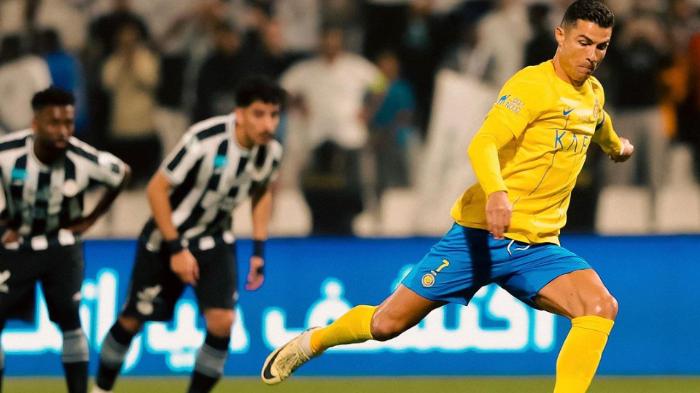 aksi-cristiano-ronaldo-saat-menendang-bola-dalam-laga-al-shabab-vs-al-nassr-di-liga-arab-saudi.jpg