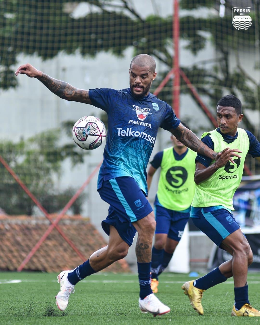 aksi-david-da-silva-pada-sesi-latihan-bersama-persib-bandung.jpg