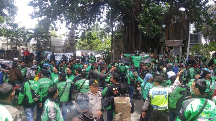 aksi-demi-mitra-pengemudi-go-jek-di-kantor-pusat-go-jek_20160926_210206.jpg