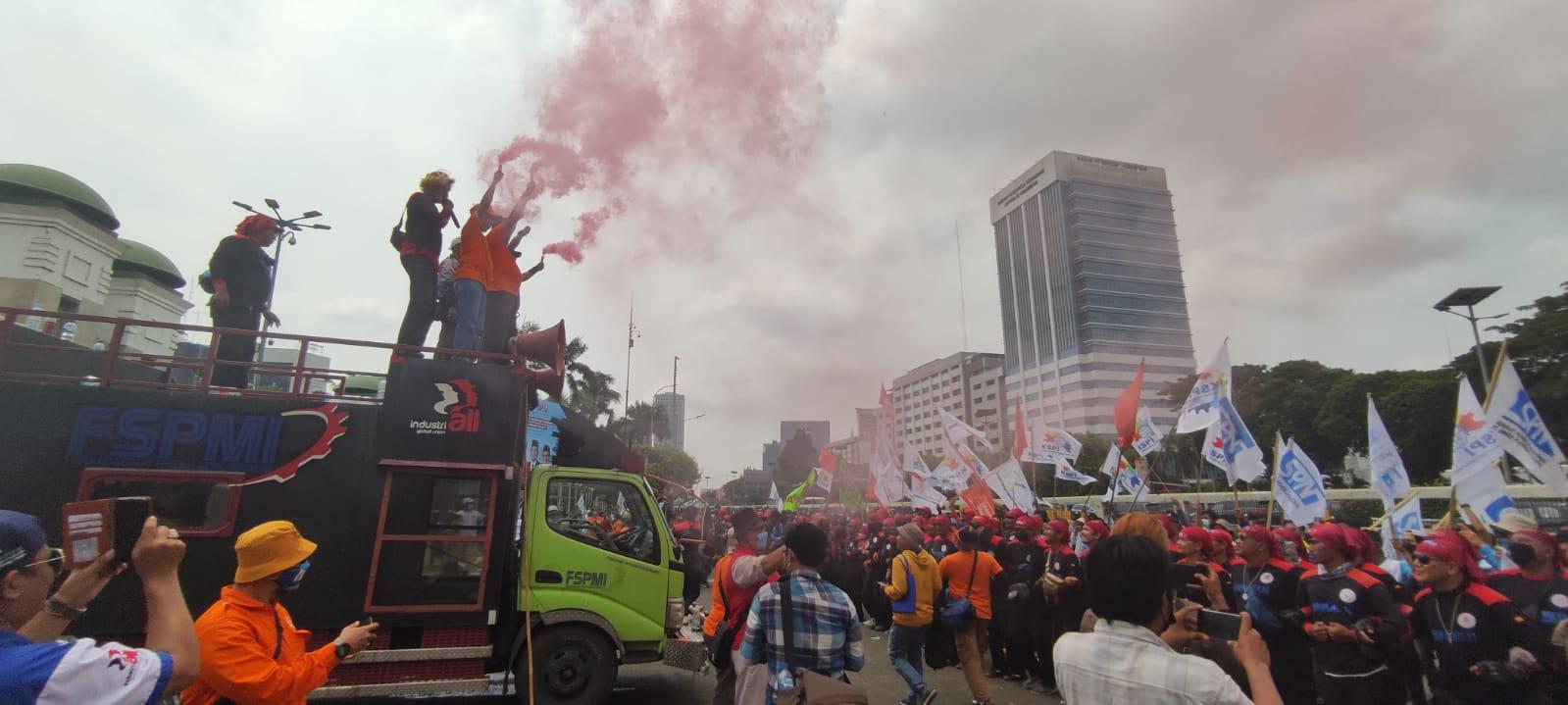 aksi-demo-buruh-di-dpr.jpg
