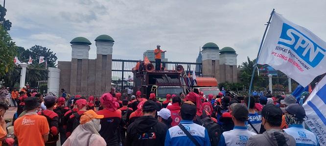 aksi-demonstrasi-partai-buruh-dan-serikat-pekerja-metal.jpg