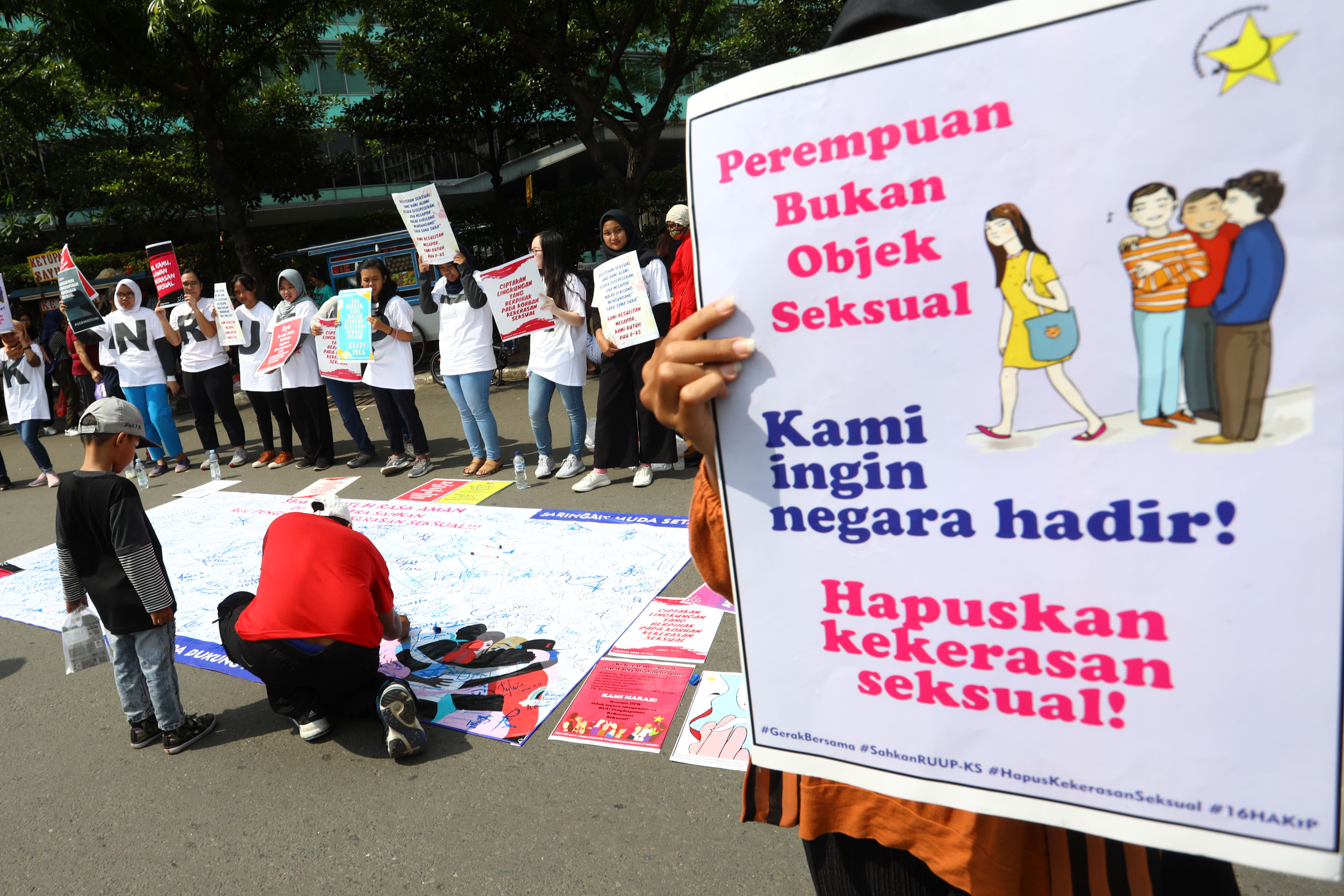 aksi-desak-sahkan-ruu-penghapusan-kekerasan-seksual_20190210_130345.jpg