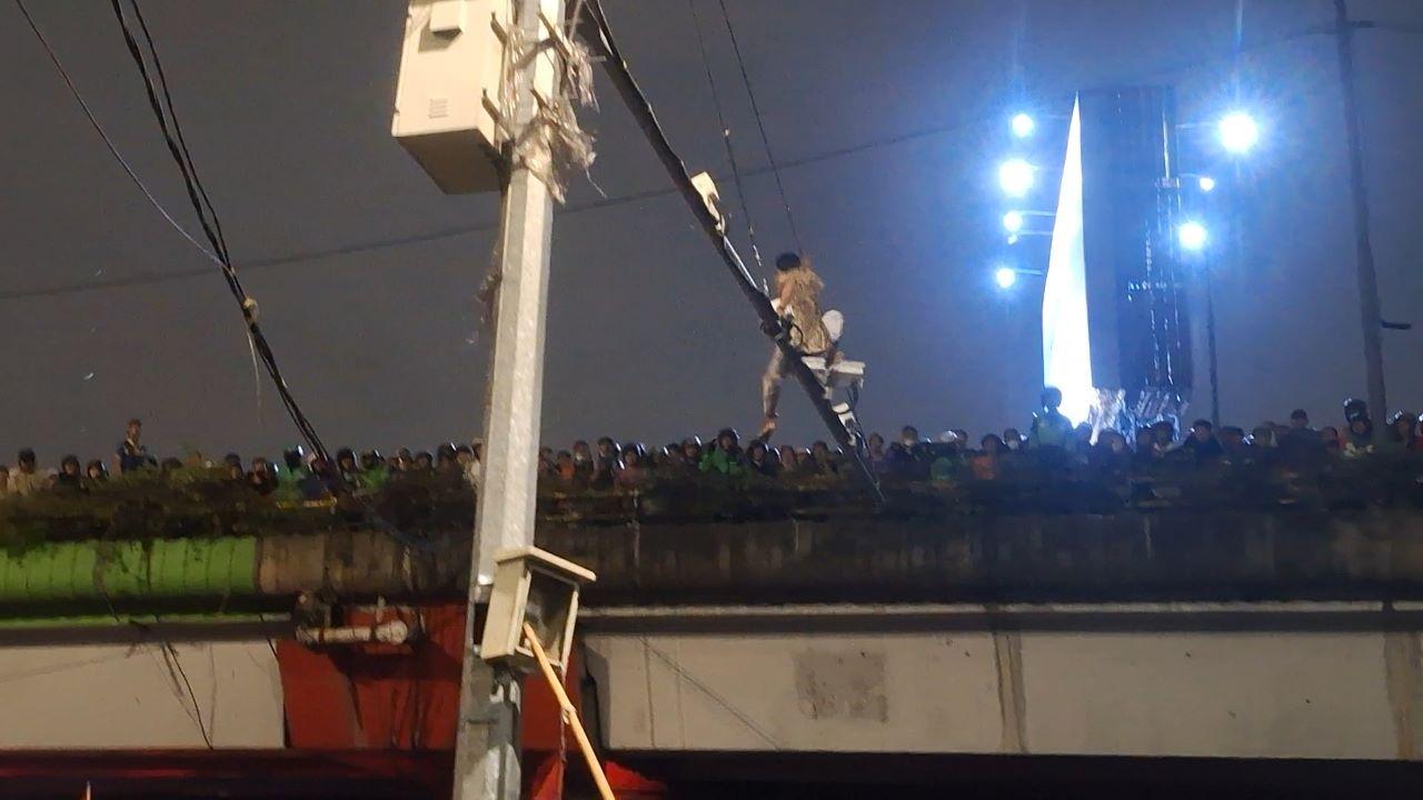 Aksi Nekat Pendemo di Kwitang: Panjat Tiang Listrik Saat Gerimis, Tendang Kamera CCTV