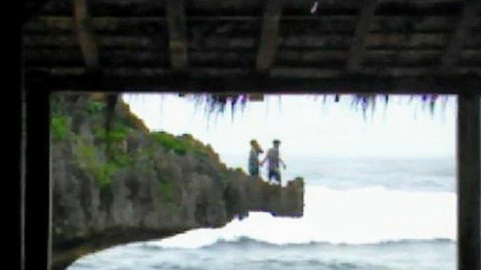Momen Menegangkan Dua Wisatawan Nekat Lompati Tebing di Pantai Ngandong