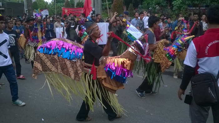 aksi-dukungan-kpk-demo-kpk2_20150216_205843.jpg