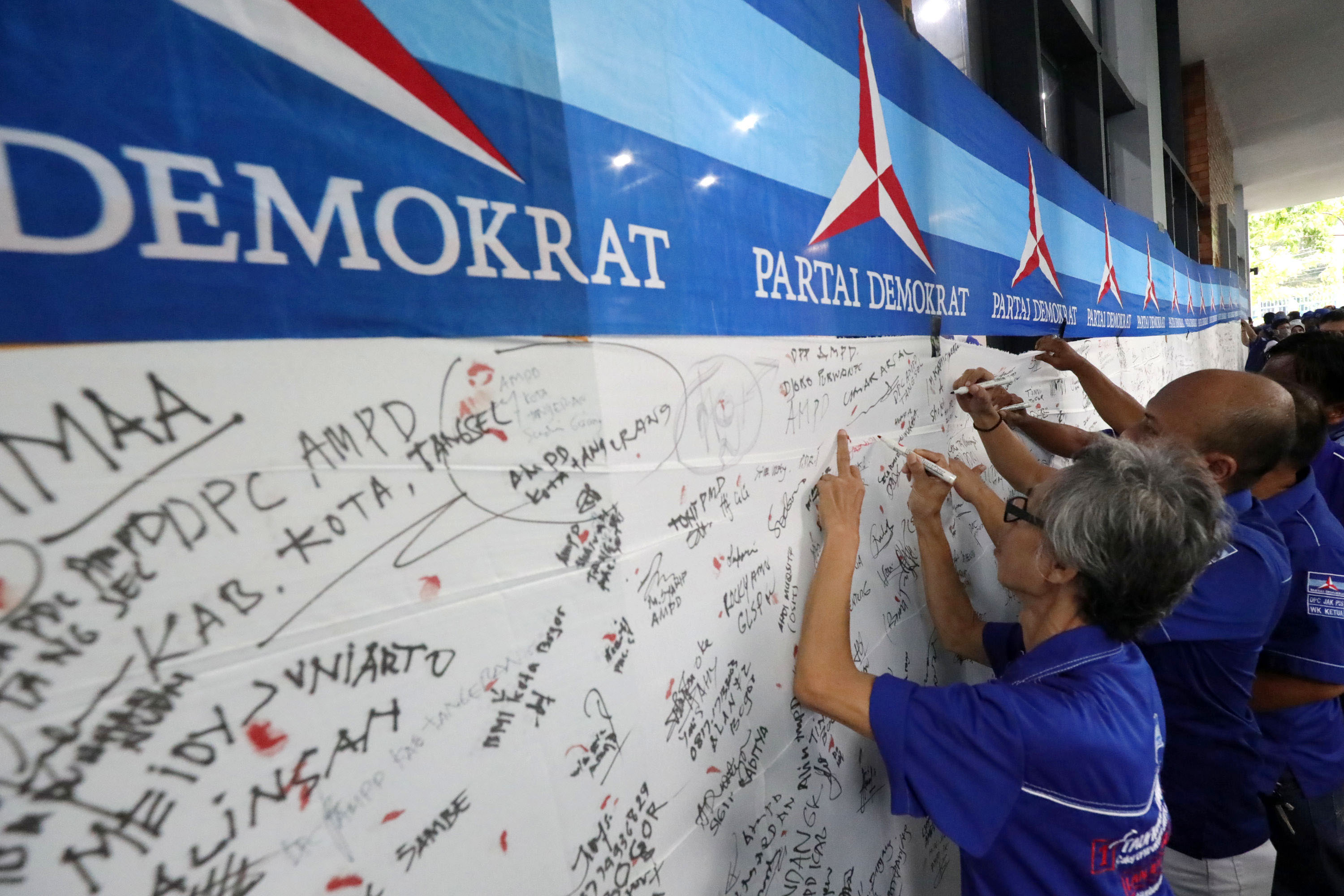 aksi-dukungan-untuk-ahy_20230616_175732.jpg