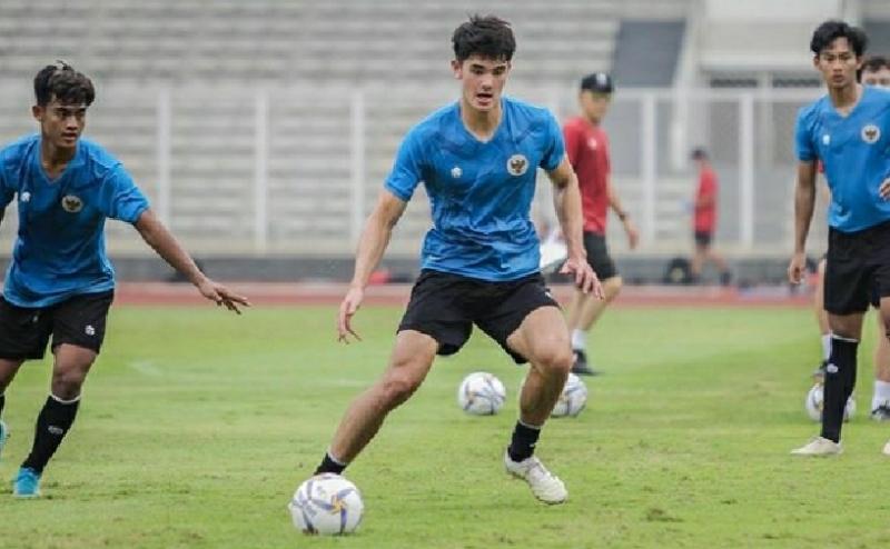 aksi-elkan-baggott-saat-mengikuti-pemusatan-latihan.jpg