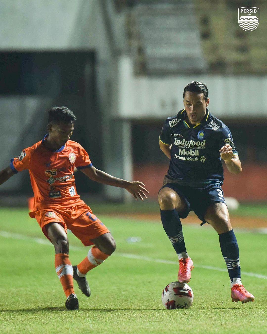 aksi-ezra-walian-dalam-pertandingan-timnya-persib-bandung-vs-persiraja-banda-aceh.jpg