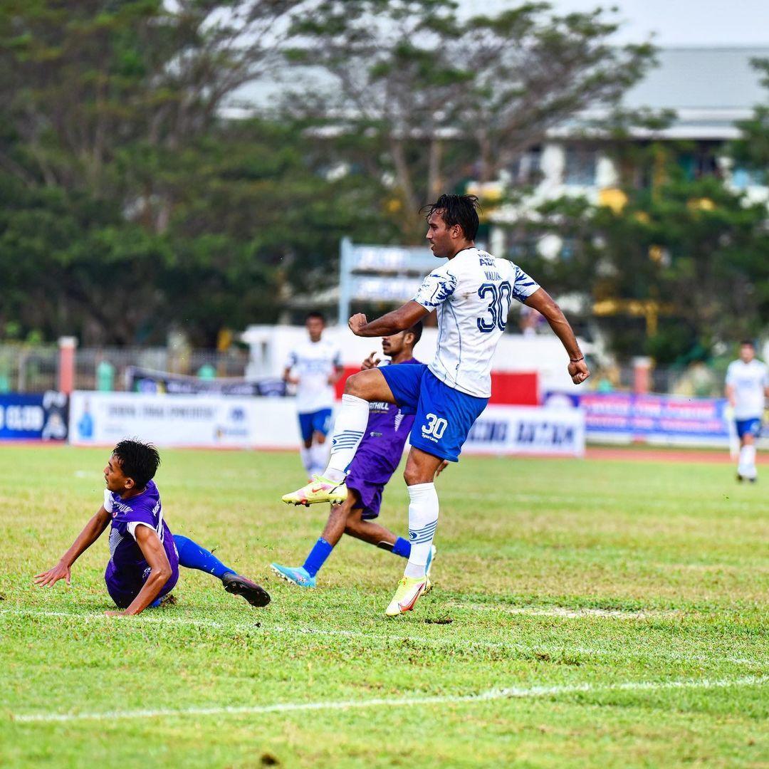 aksi-ezra-walian-saat-membantu-persib-bandung-mengalahkan-tanjong-pagar.jpg