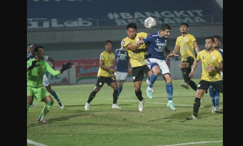 aksi-ezteban-vizcarra-saat-membela-persib-bandung-di-pertandingan-perdana-bri-liga-1.jpg