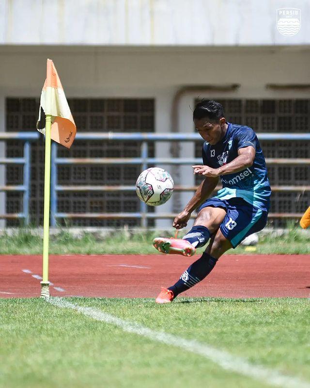 aksi-febri-hariyadi-saat-menendang-bola-dari-skema-tendangan-pojok.jpg