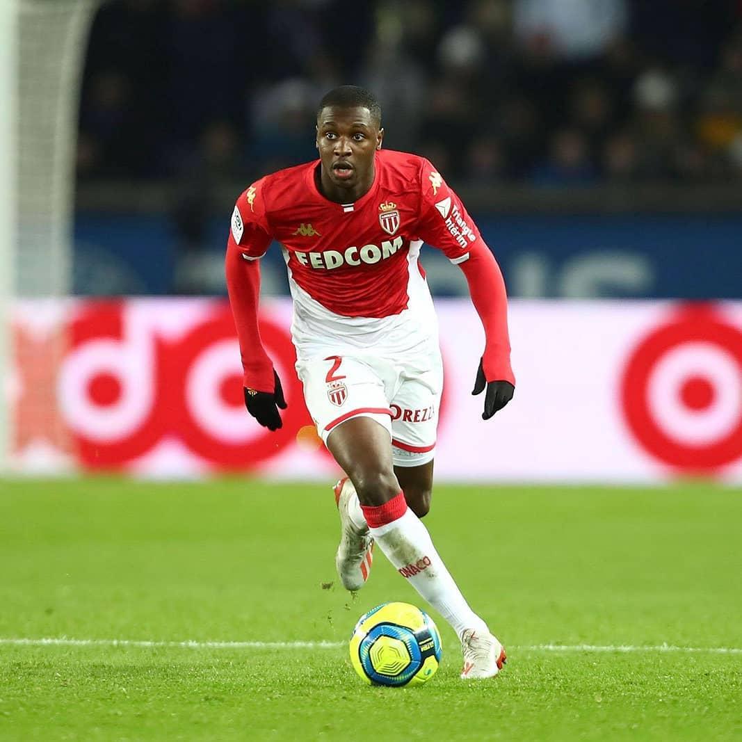 aksi-fode-ballo-toure-di-atas-lapangan-hijau-dengan-mengenakan-seragam-as-monaco.jpg
