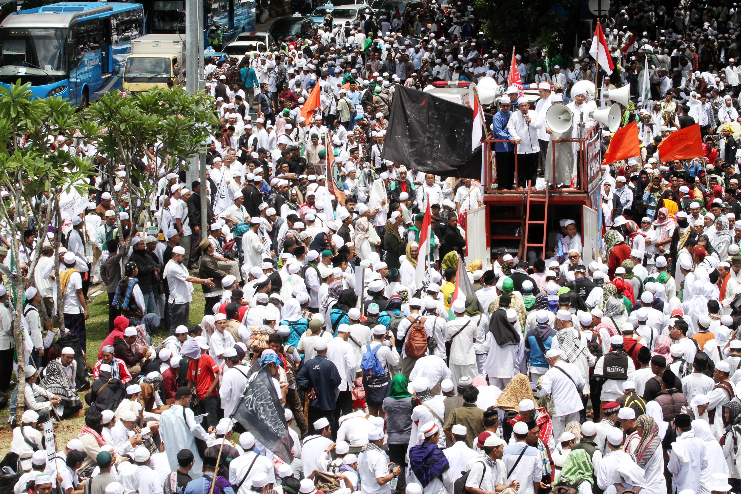 aksi-fpi-di-depan-polda-metro_20170123_181014.jpg