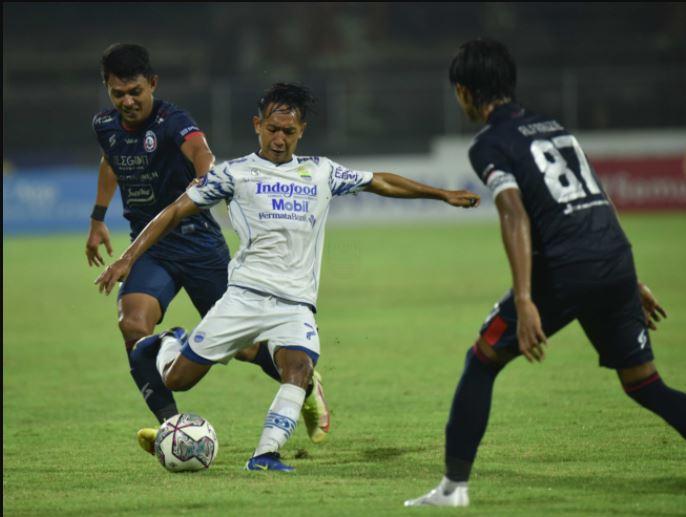 aksi-gelandang-persib-bandung-beckham-putra-saat-dihadang-dua-pemain-arema-fc.jpg