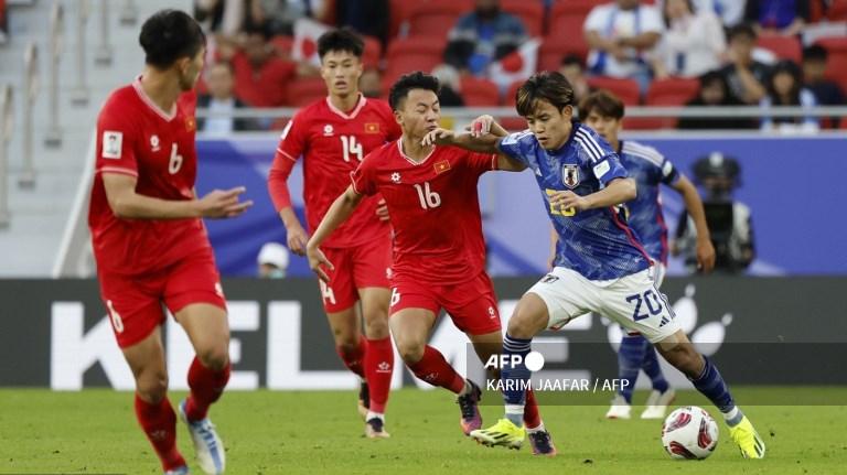 aksi-gelandang-real-sociedad-takefusa-kubo-saat-membela-jepang-vs-vietnam-di-piala-asia-2023.jpg