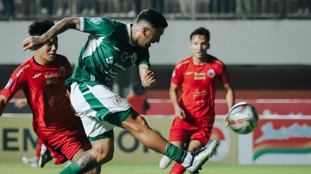 aksi-jonathan-bustos-pada-pertandingan-pss-sleman-vs-persija-jakarta-di-liga-1.jpg