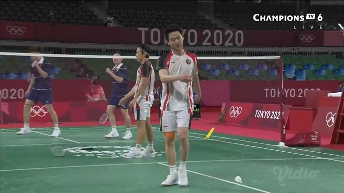aksi-kevin-sanjaya-banting-raket-saat-melawan-aaron-chiasoh-woii-yik.jpg