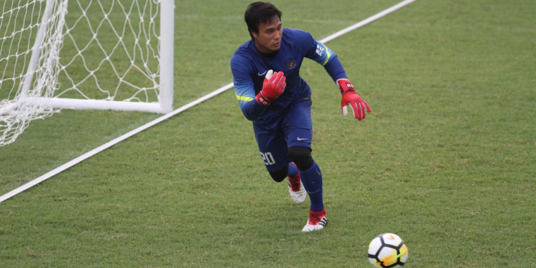 aksi-kiper-borneo-fc-muhammad-ridho_20180220_030330.jpg