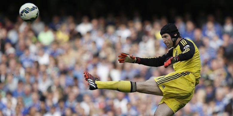 aksi-kiper-chelsea-petr-cech_20141213_004616.jpg