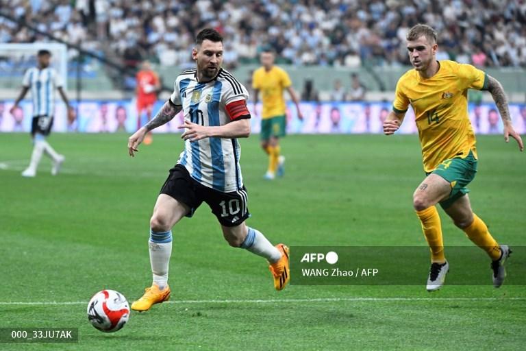 aksi-lionel-messi-pada-laga-timnas-argentina-vs-australia.jpg