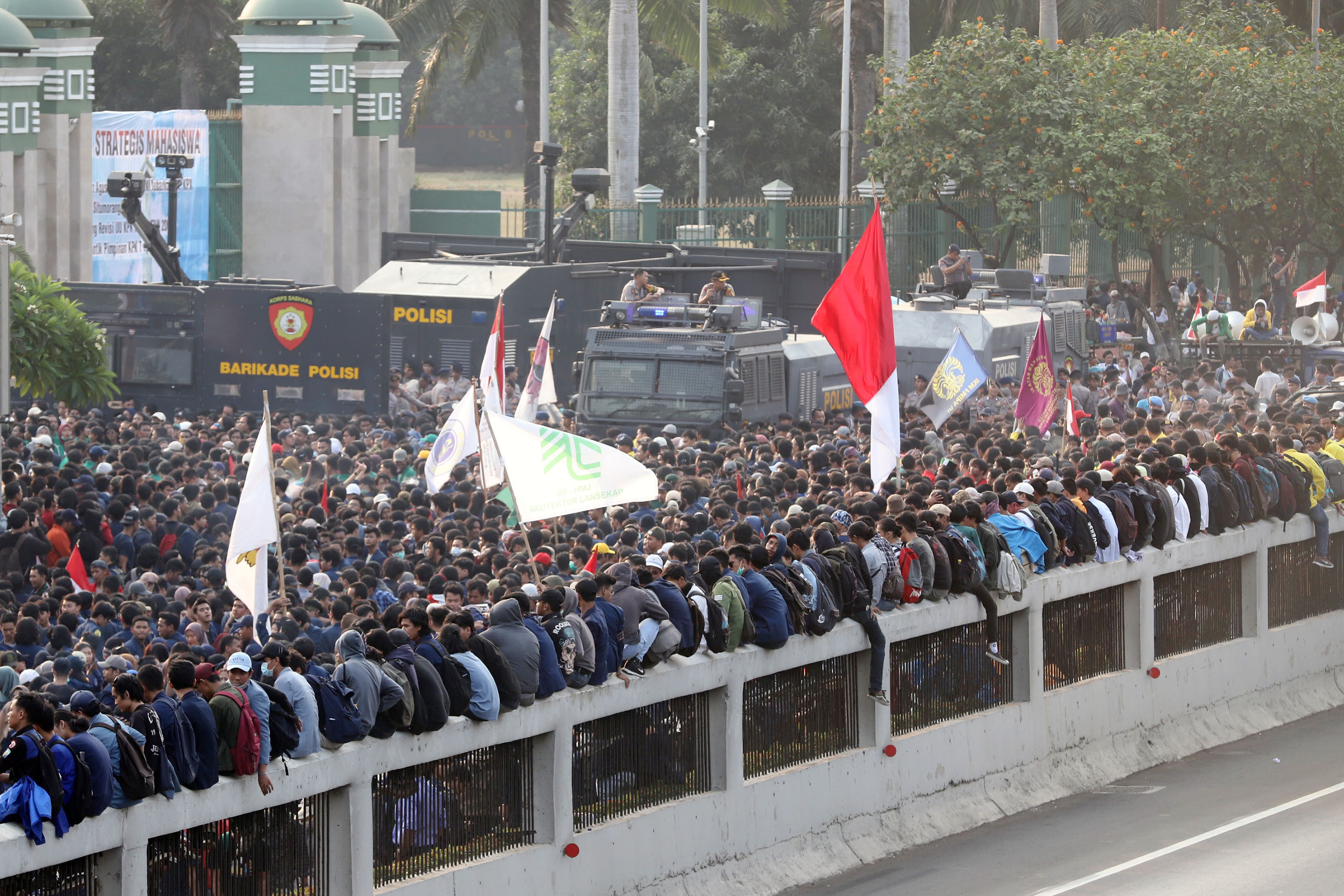aksi-mahasiswa-di-depan-gedung-dprmpr_20190923_173509.jpg