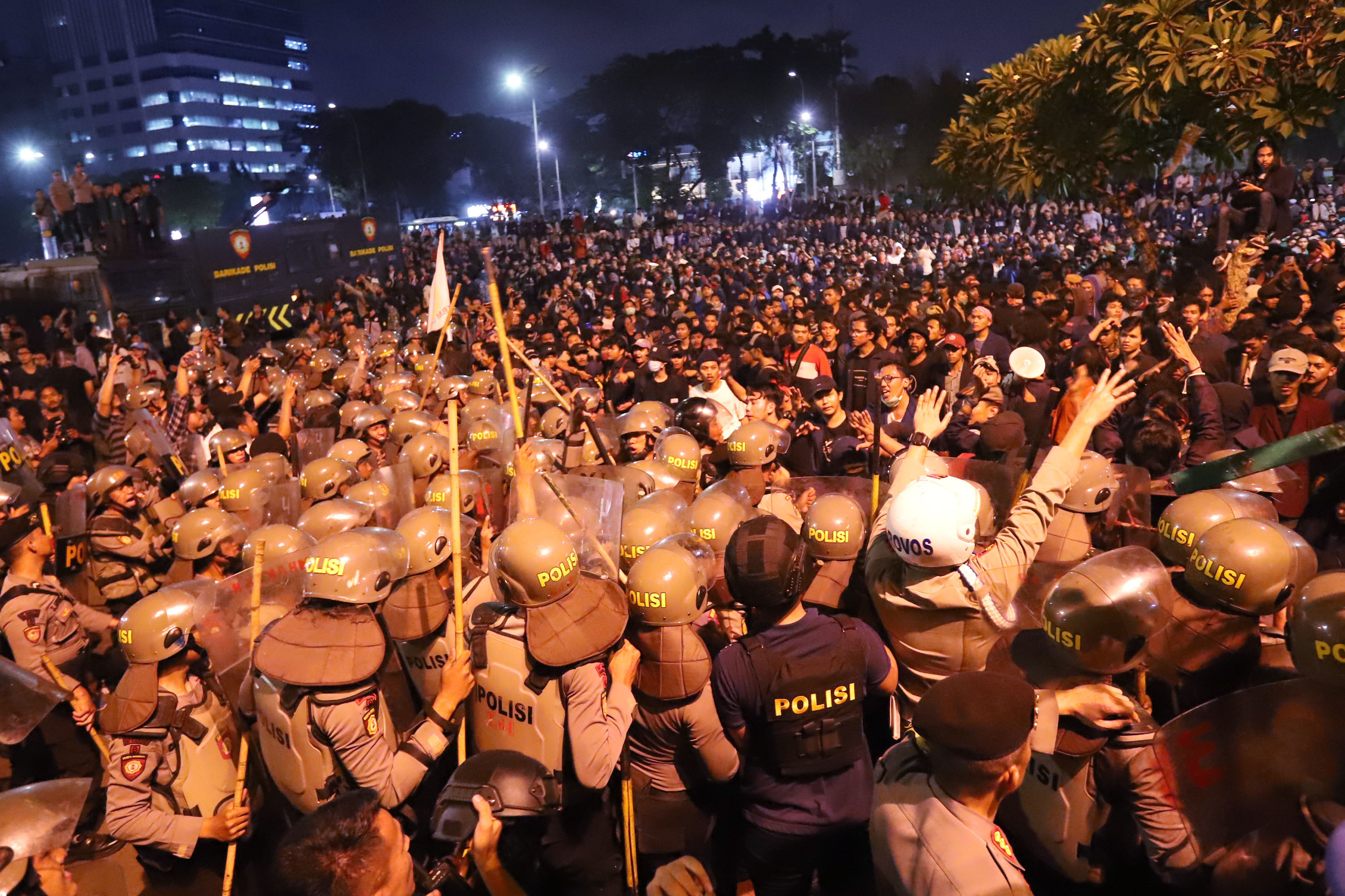 aksi-mahasiswa-tolak-uu-kpk-dan-ruu-kuhp-di-gedung-parlemen-jakarta_20190924_005728.jpg