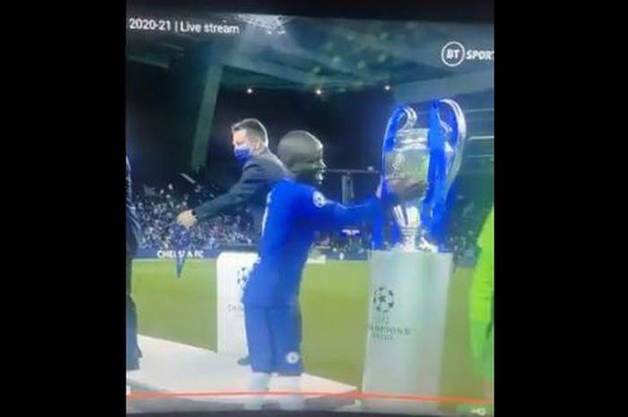 aksi-malu-malu-ngolo-kante-saat-penyerahan-trofi-liga-champions.jpg