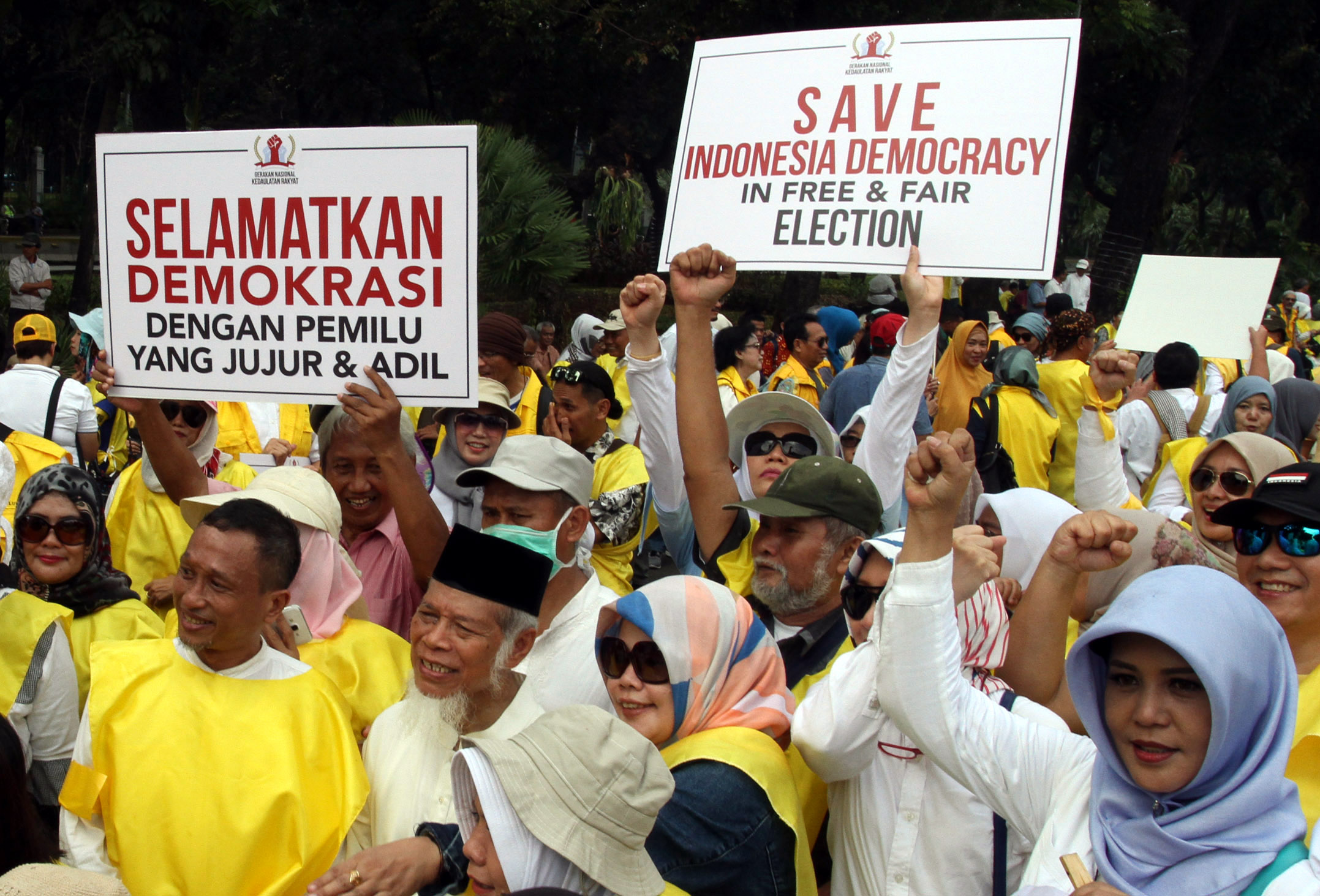 aksi-massa-kawal-sidang-gugatan-pilpres-di-mk_20190614_194401.jpg