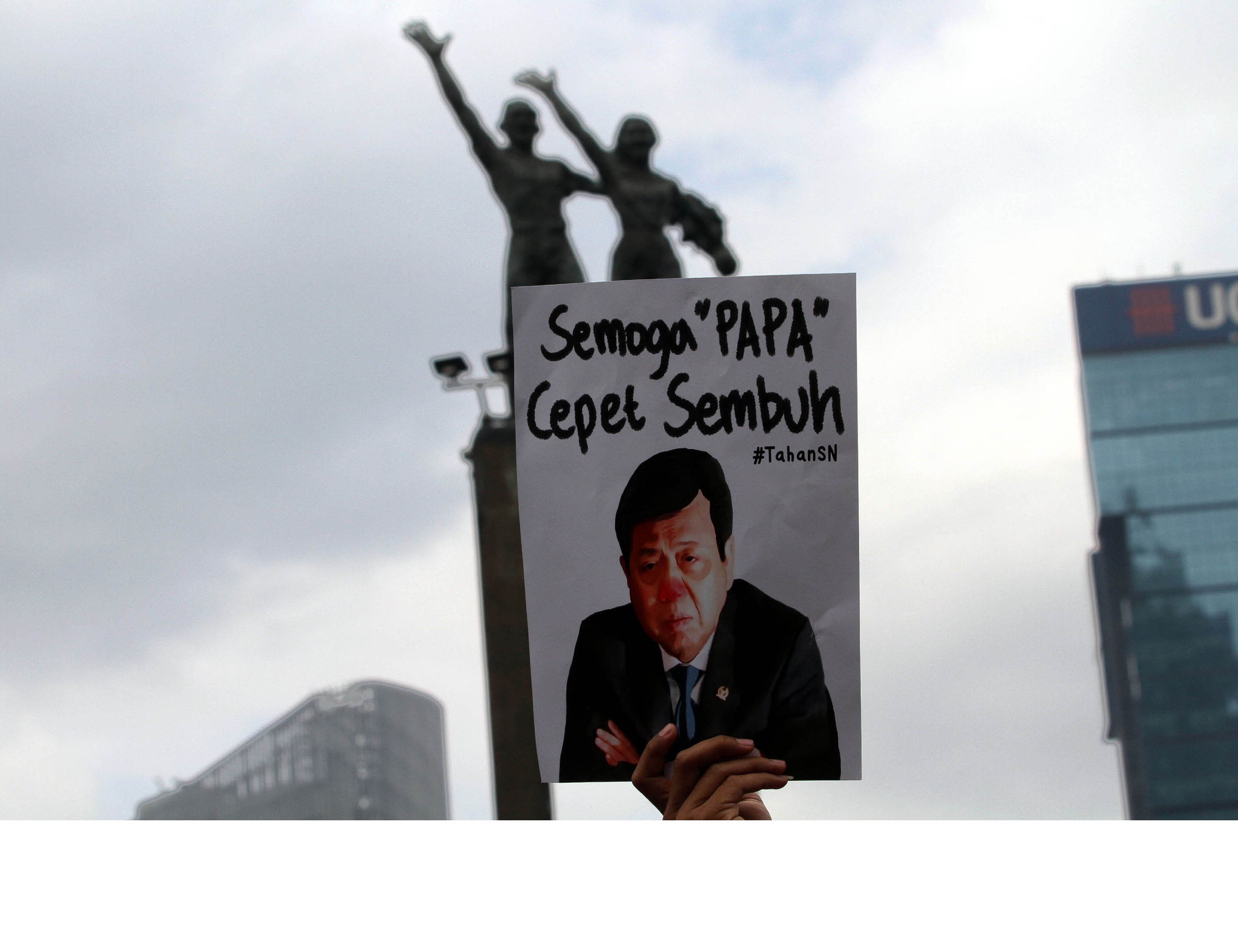 aksi-menggugat-batalnya-status-tersangka-setya-novanto_20171001_130200.jpg